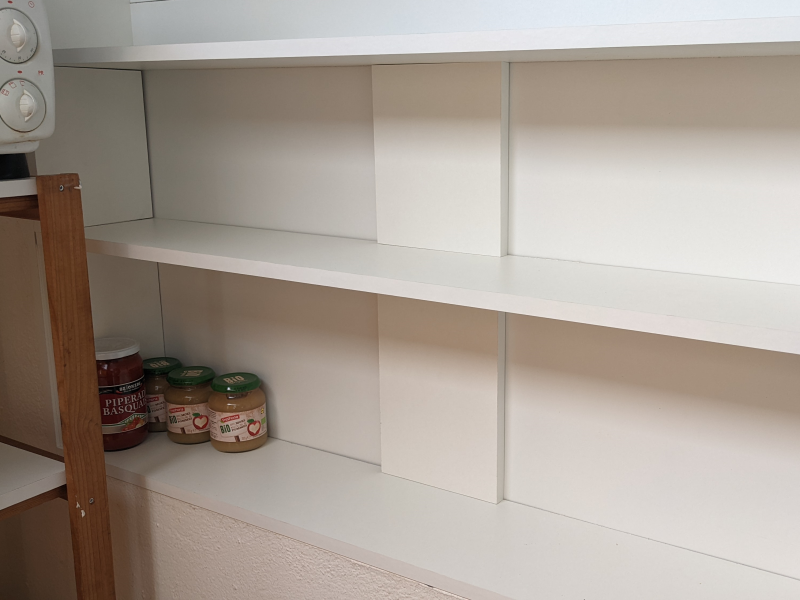 étagère dans encadrement de fenêtre