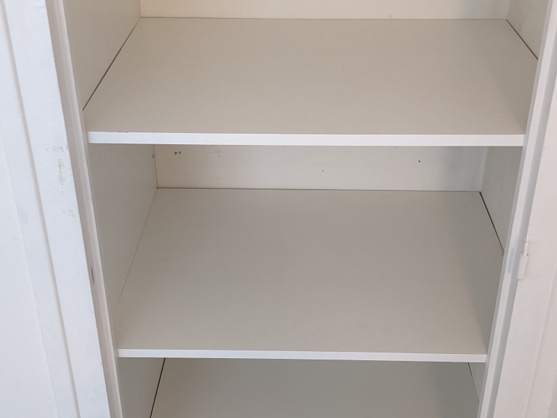 etagere dans un placard